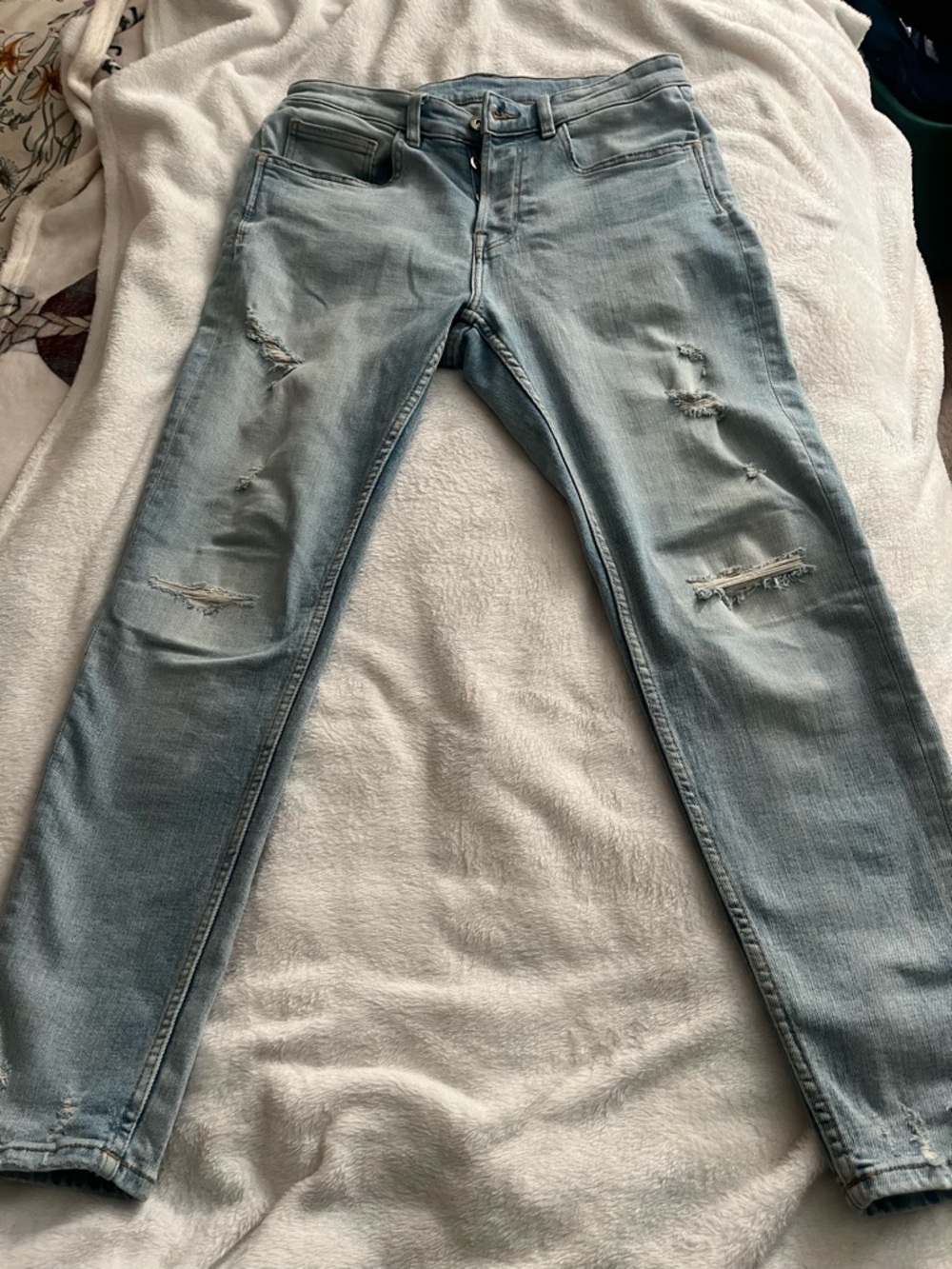 Zara men’s skinny fit, light wash, distressed ripped jeans size 31